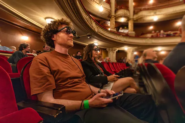 AI-bril toont live ondertiteling in het theater